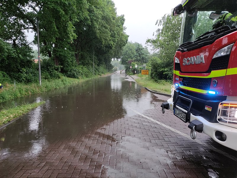 Überschwemmung nach Starkregen in Sandkrug Sommer 2021.  Foto Timo Nirwing - Feuerwehr Sandkrug