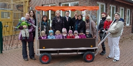 Groß ist die Freude über den neuen Krippen-Bollerwagen im Kindergarten Huntlosen. Bild: Carsten Westdörp (v.ln.r.) Kerstin Brand, Meike Meyer (2. Vorsitzende vom Förderverein), Maria Kummer (Kindergartenleiterin), Ruth Wieting (1. Vorsitzende vom Förderverein), Kundenberater Eike Bruns, Kundenberaterin Karin Materne, Nicole Lanver (Kassenwartin vom Förderverein), Sandra Ahrens, Rena Lüken und Melanie Neuefeind mit den Krippenkindern. Bollerwagen Krippe Huntlosen
