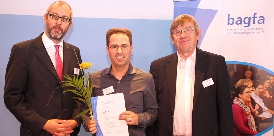 Thorben Kienert, Leiter der Freiwilligenagentur mischmit übernahm das Zertifikat 215-mischmit