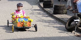 Gesa in ihrer Blumenkiste 010-Seifenkistenrennen 2016