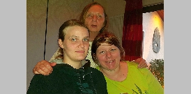 Der Vorstand des Vereins Wir fuers Tier Landkreis Oldenburg und Umgebung e. V. - (v.l.) 2. Vorsitzende Jenny Aßmann und 1. Vorsitzende Nina Kirchhoff mit Uschi Weißgerber (Mitte), zuständig für die Kasse, Presse- und Öffentlichkeitsarbeit. wir_fuers_tier_verein_vorstand_2017