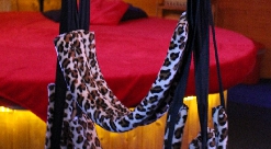 Im Swingerclub gibt es offene und private Bereiche für Singles und Paare. Bildquelle: www.club-treff53.de GrAbo Spielwiese im Swingerclub Treff 53 800x400