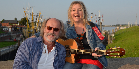Die Liedermacherin Bettina Göschl & der Bestsellerautor Klaus-Peter Wolf kommen nach Hude. Bild: Holger Bloem • www.klauspeterwolf.de 04Klaus-Peter Wolf und Bettina Göschl