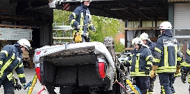 Dötlinger Führungskräfte der Freiwillige Feuerwehr proben Unfallrettung . Bild Jannis Wilgen Gemeindepressewart Freiwillige Feuerwehr Dötlingen • http://www.feuerwehr-doetlingen.de feuerwehr dötlingen übung führungskräfte jannis wilgen