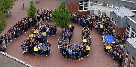 Etwa 700 Schüler bilden das Euro-Zeichen 138-BBS Europaschule
