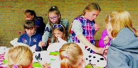 07-2017 Tschernobylkinder Kaninchenzuechter Titelbild.jpg Kinder aus Tschernobyl beim bemalen von Kaninchenfiguren