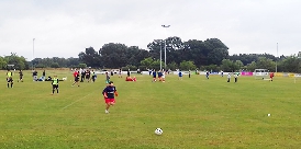 Fussballer holt Ball mitten auf Sportplatz beim Dorfpokal Achternmeer Ehrgeizige Hobbysportler beim Fussball-Dorfpokal in Achternmeer