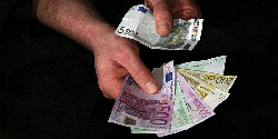Wer Geld benötigt, kann einen Onlinekredit aufnehmen. Aber wichtig ist: vergleichen Sie! Bild: Copyright istock.com/diephosi Geldscheine_Bild_istock.com/diephosi