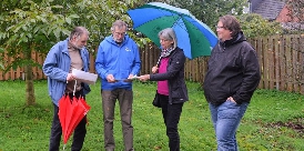 SPD-Landtagsabgeordneter Axel Brammer sowie Hatter SPD-Ratsmitglieder mit Axel Riemer vom NABU Hatten auf dem Spielplatz an der Pappelallee in Sandkrug 1006-pappel