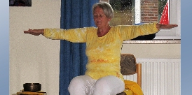 Susanne Osterthum bei einer Übung 1006-yoga
