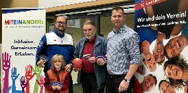 Hauke Rickels (Cheftrainer der TSG-Handballer) mit Sohn, SPD-Landtagsabgeordneter Axel Brammer, Lars Janßen (Unterstützer) 1008-brammer