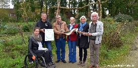(v.l.): Silke Schwarz und Dr. Reinhard Schrader übergeben an Frank-Michael Matthaè, Simone Piper, Karin Harms und Einrichtungsleiter Hans-Werner Kuhlmann die Urkunde und einen symbolischen Preis für die Auszeichnung des Senkgartens auf Gut Sannum - Infos unter http://www.gut-sannum.de 10-Sannum_Teaserbild