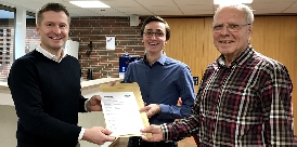 Bürgermeister Dr. Christian Pundt und Gerrit Edelmann sowie Gerhard Suffert (v.l.) mit dem Antrag zur Fairtrade-Zertifizierung (Foto: Gemeinde Hatten | Edelmann) 1114-antrag