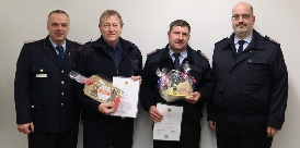 Aus den Reihen der Ausbilder wurden Heiko Zywina (2. Von links) und Thorsten Schnitger (2. Von rechts) von 1. Stellv. KBM Frank Hattendorf (links) und Kreisausbildungsleiter Stephan Hartmann verabschiedet. (Foto: Bahrs) 1208-ffw1
