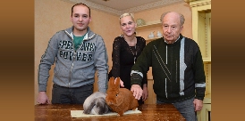 v. l. Stefan Meyburg, Christin Martens, Paul Korthauer mit den Bundes- und Klassensiegertieren Sachsengold und Zwergwidder marderfarbig blau (Foto: Borchers) 0117-zucht