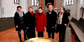 Freuen sich über die neuen Angebote (v.l.): Helga Peters (Tourist-Info), die neuen Kirchenführer Elisabeth Kühling, Annette Dick und Rolf Niemeyer sowie Ganderkesees Tourismusbeauftragte Christa Linnemann. (Foto: Gemeinde Ganderkesee | Gruhn) 0202-kirche