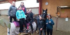 Die Voltigierer aus dem Reitklub „Frei Tempo“ freuen sich über einen neuen Gurt. (Foto: Frei Tempo | Gickel) 0301-pferd
