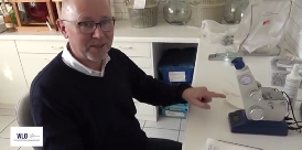 Bürgermeister Holger Lebedinzew bei seinem vom der WLO initiierten Praktikum in der Flores Apotheke (Foto: WLO) 0328-apotheke