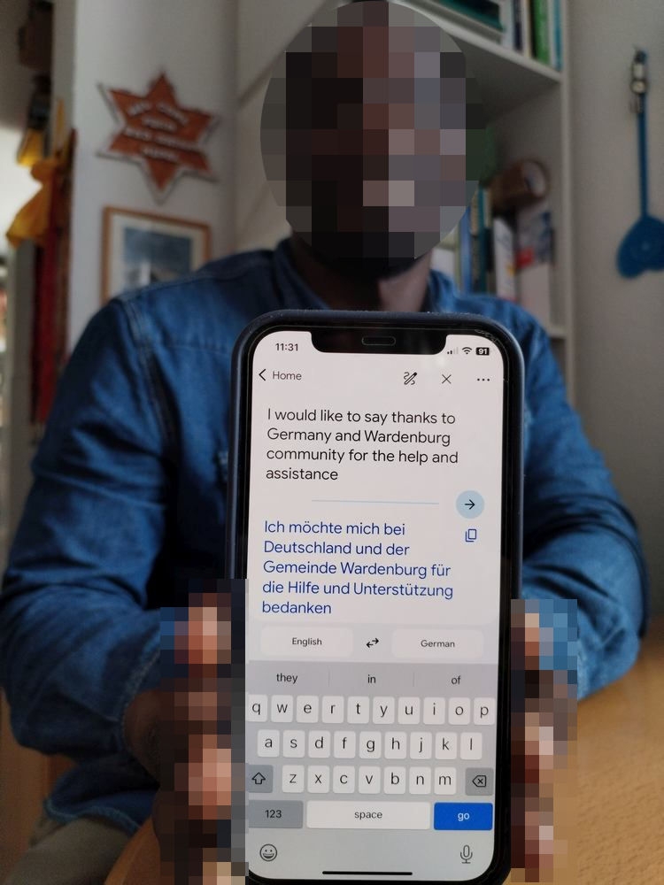 Emanuel Kargbo* möchte durch seine Arbeit im Eine-Welt-Laden Wardenburg etwas an die Menschen und an die Gemeinde zurückgeben, die ihm ein neues Zuhause nach seiner Flucht aus Ruanda gegeben haben. Er engagiert sich ehrenamtlich im Eine-Welt-Laden Wardenburg. Foto Uta Grundmann-Abonyi Agentur GrAbo www.agentur-grabo.de *Name von der Redaktion geändert emanuel_kargbo_fluechtling_ruanda_foto_grabo