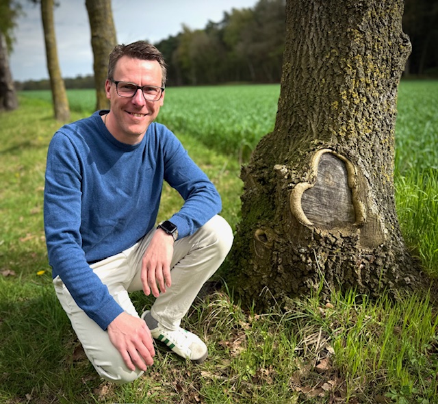 Ein Herz für die Gemeinde Hatten: Enrico Dickmann Verwaltungsfachwirt und ab 1. November 2026 Bürgermeister der Gemeinde Hatten. Foto: Privat • www.enrico-dickmann.de | www.hatten.de enrico-dickmann-foto-baum-herz-hatten-fotocredit-privat