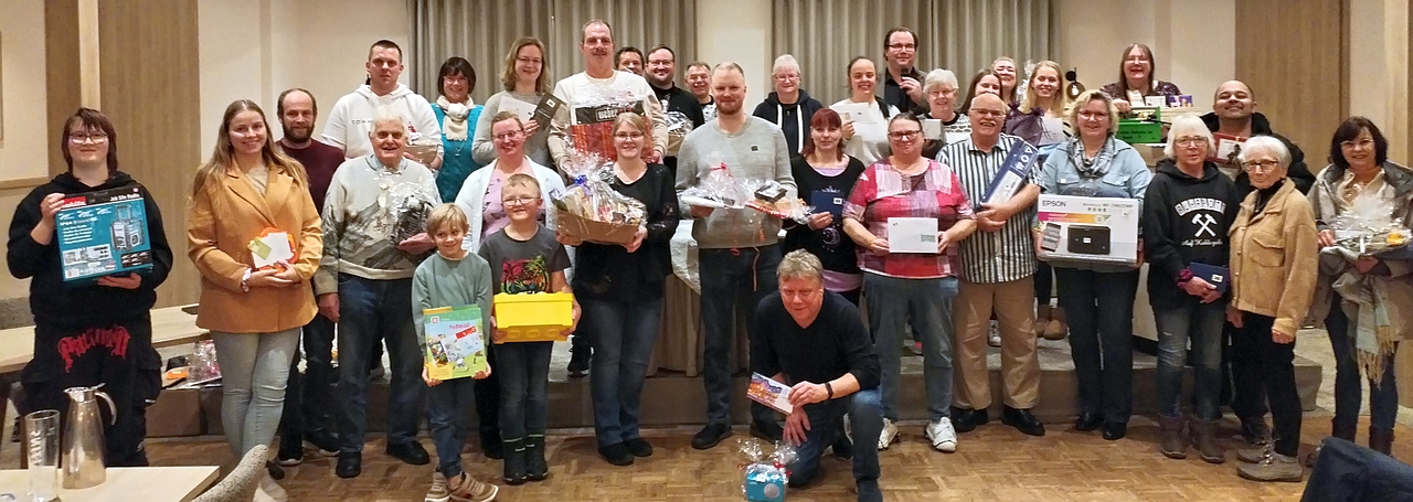 Gewinner der Wardenburger Tombola Auslosungsshow Januar 2026. Foto: Uta Grundmann-Abonyi Agentur GrAbo für www.Landkreis-Kurier.de tombola_wardenburg_2026_gewinner_saal_foto_grabo
