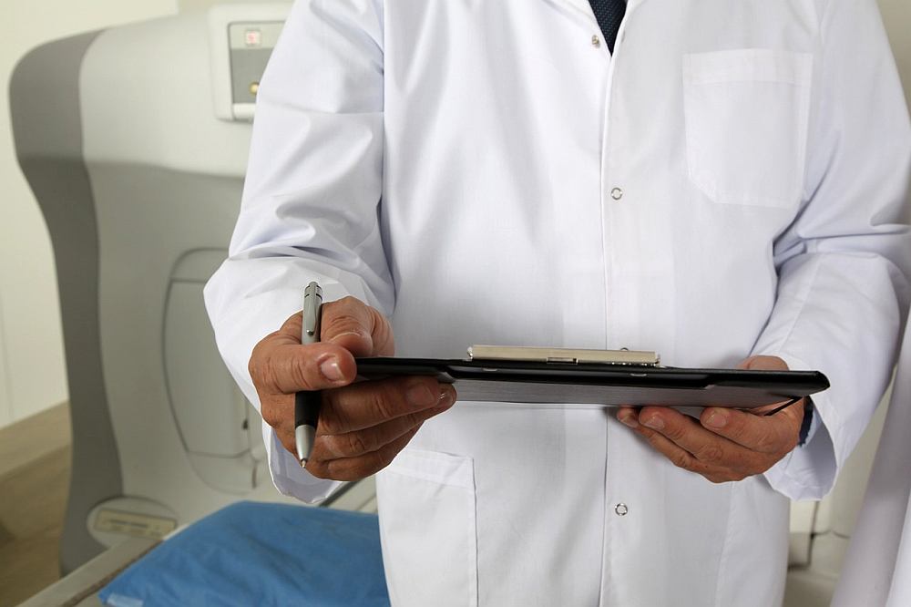Ein Arzt kann eine Diagnose stellen - der Patient wartet. Foto: Valelopardo Pixabay
