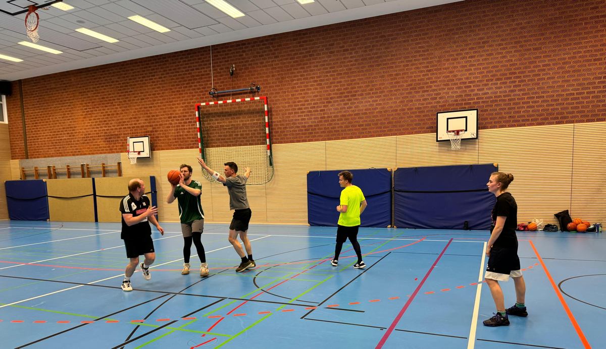 Spiel und Spaß stehen an erster Stelle bei den Bastketball Hobbyspielern in Wardenburg. Infos beim Wartdenburger TV unter www.wtv1898.de basketball_wardenburg_hobbysport_wtv_julian_f_wtv