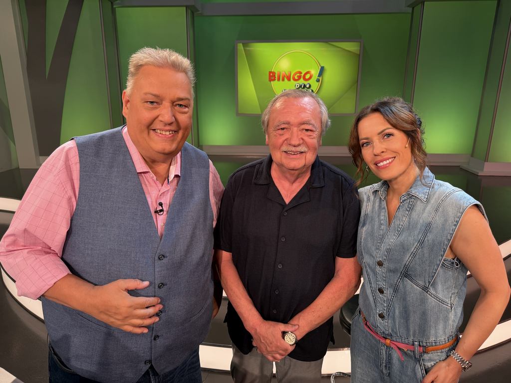Bernd aus Wardenburg hat bei Michael Thürnau und Jule Gölsdorf um den Bingo Honigtopf gespielt. Foto: Carina Niemeyer bingobaer_michael_thuernau_bernd_wardenburg_jule_Goelsdorf_foto_carina_niemeyer