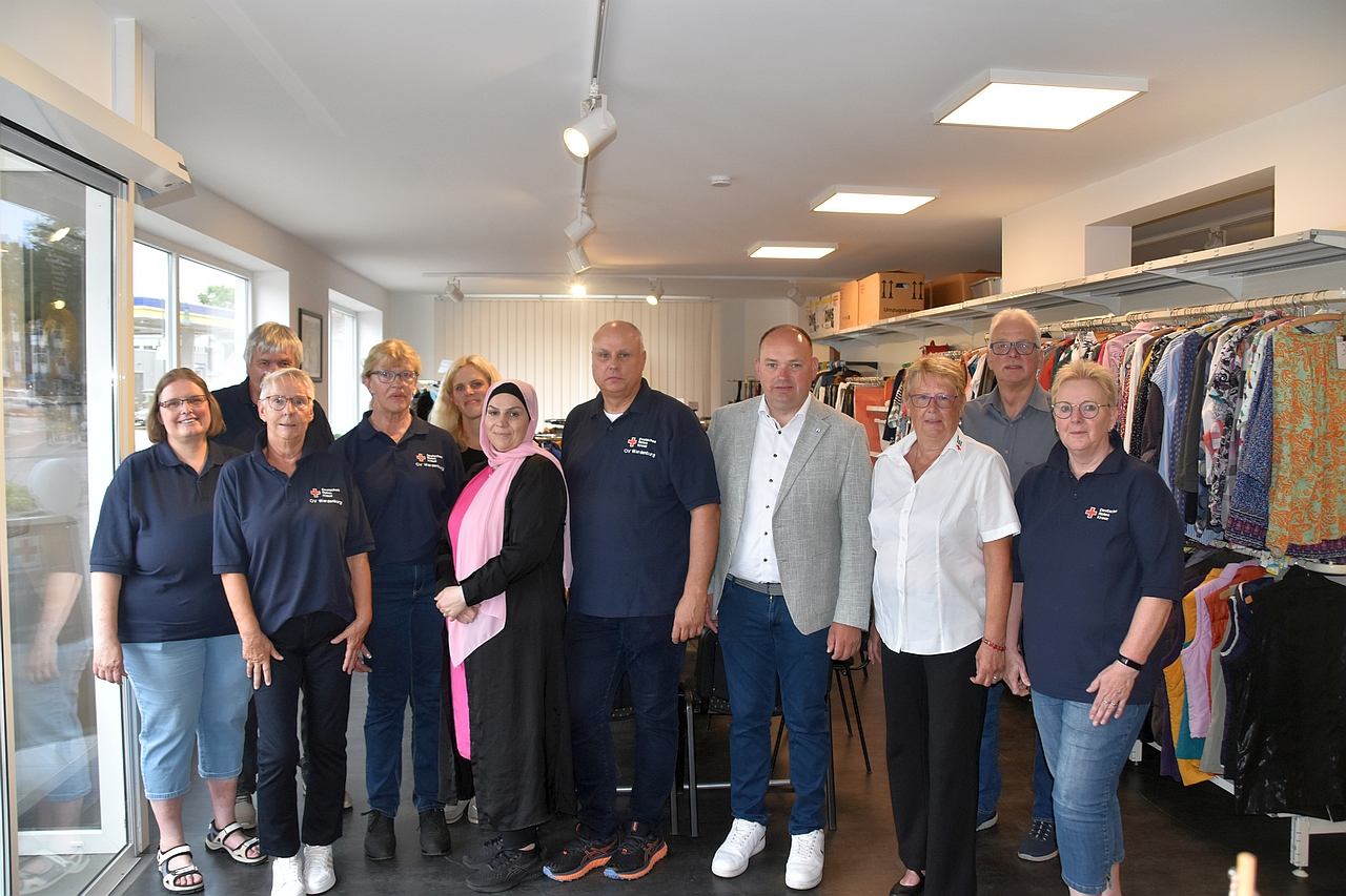 Auch Hajo Suhr als Vertreter der Gemeinde Wardenburg kam zu Umzugsfeier der DRK Kleiderkammer Wardenburg. Foto Uta Grundmann-Abonyi www.landkreis-kurier.de kleiderkammer-wardenburg-umzug-einweihung-feier-menschen-foto-uta-grabo-landkreis-kurier_zeitung
