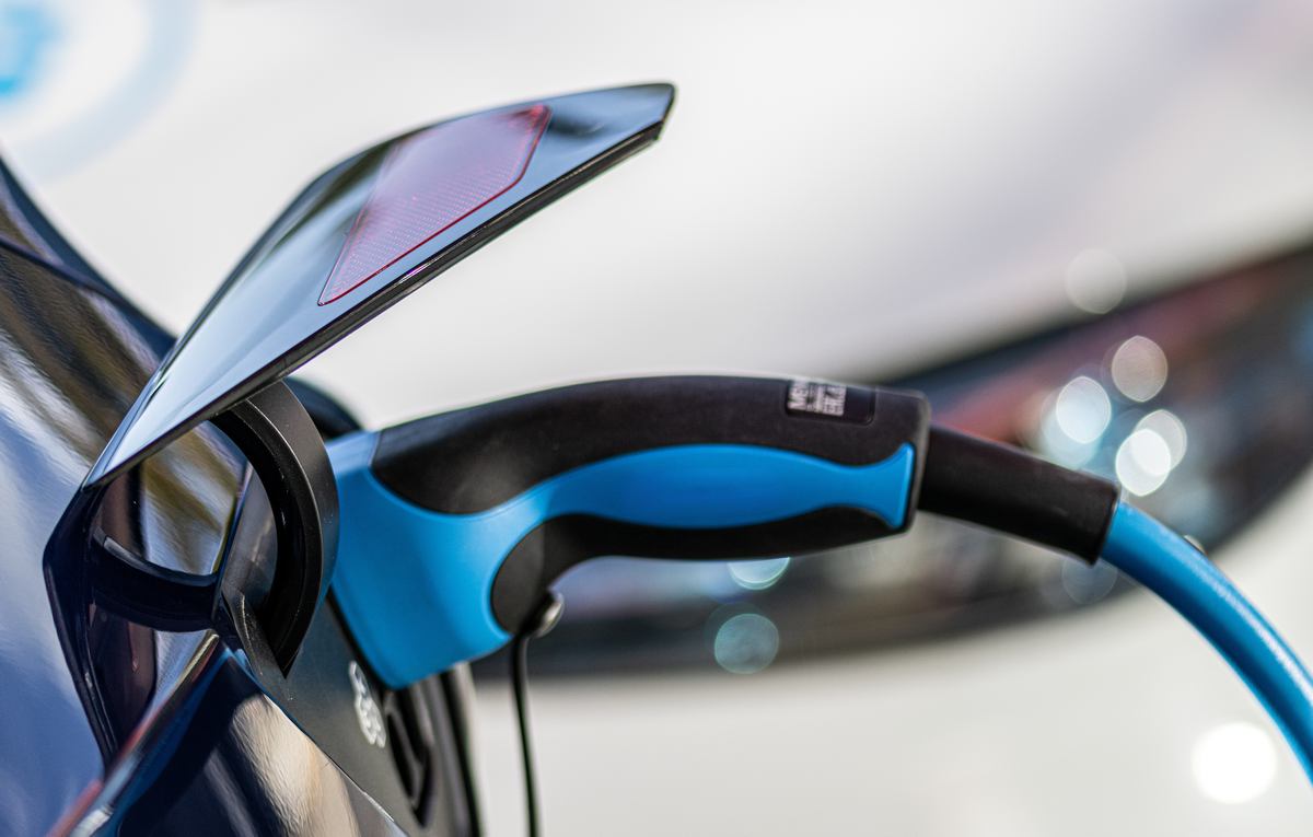 Ein Elektroauto laden. Foto Marek Studzinski Danzig Hamburg Pixabay elektroauto_laden_foto_marek_studzinski_danzig_hamburg_pixabay_landkreis-kurier_zeitung