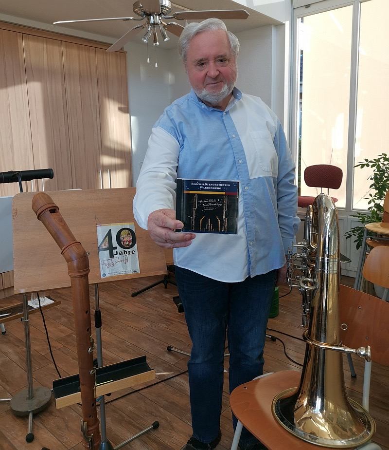 Elmar Flore präsentiert eine CD mit Musikstücken anlässlich des 40. Bestehens des Blockflötenorchesters Wardenburg. Foto GrAbo 2020 elmar-flore-2020-40-jahre-blockfloetenorchester-cd-foto-grabo-wardenburg