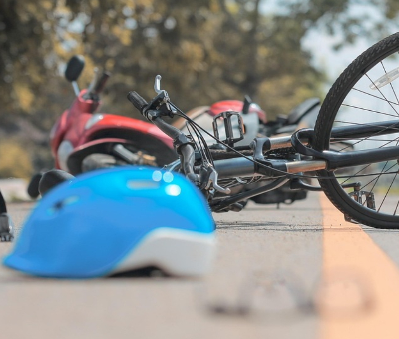 Fahrradunfall - Fahrradhelm Fahrrad nach Unfall. Themenfoto Pixabay Sunsetwetlgca fahrrad-unfall-foto-pixabay-sunsetwetlgca-zeitung-wardenburg-achternmeer-dooring-unfall