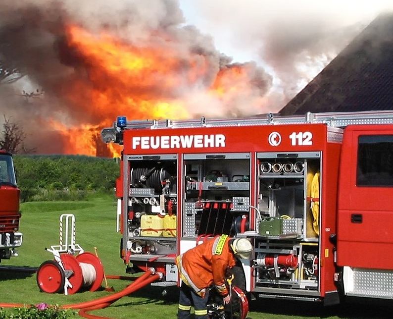 Die Feuerwehr im Einsatz bei einem Brand. Foto Pixabay Wolf Blur  - Zeitung www.landkreis-kurier.de Pressebericht