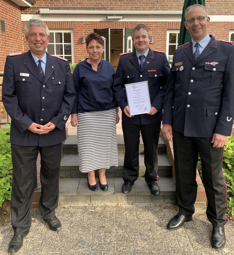 Gemeindebrandmeister Maik Oliver Bäcker, Vorsitzende des Feuerwehrausschuss Ada Heptner, neu ernannter stellvertretender Ortsbrandmeister Carsten Höpken, Ortsbrandmeister Stefan Buschmann. Foto: Jochen Brunßen Gemeindepressewart Feuerwehr Wardenburg