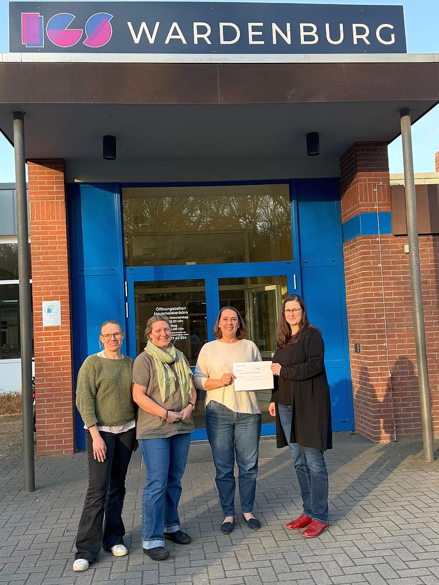 IGS Wardenburg Spende von Maria Penning an den Förderverein der IGS am Everkamp. Foto: Förderverein - Zeitung Wardenburg www.landkreis-kurier.de igs-flohmarkt-wardenburg-spende-maria-penning_foerderverein_zeitung_landkrieis-kurier.de