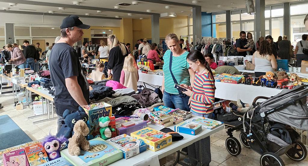 Ein großer Erfolg war der Flohmarkt in Wardenburg an bzw. in der Aula der IGS. Foto: Maria Penning für Zeitung Landkreis-Kurier flohmarkt-wardenburg-igs-maria-penning-zeitung