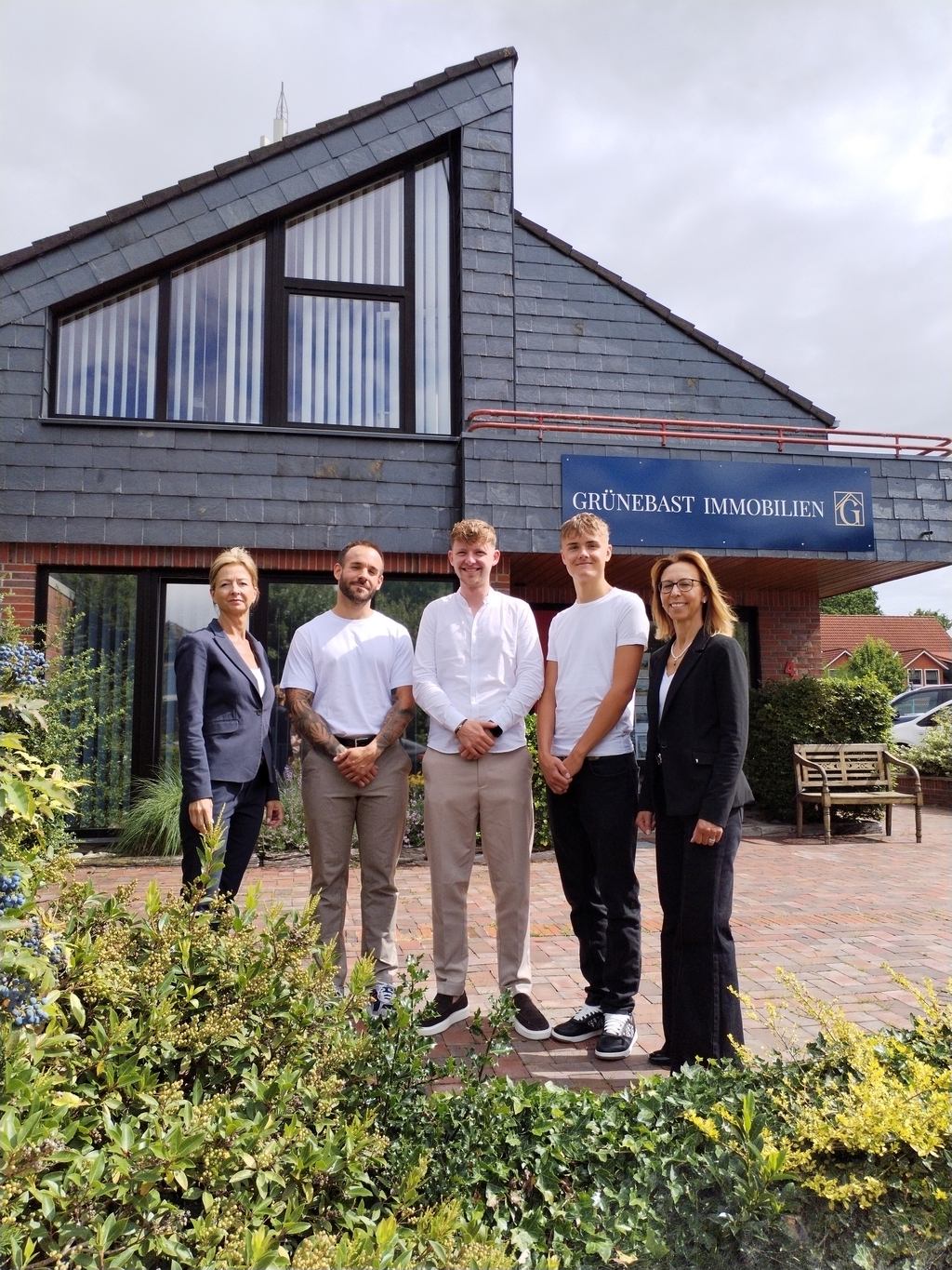 Das Team von GRÜNEBAST Immobilien Oldenburg Hundsmühlen. Foto Uta Grundmann-Abonyi | Landkreis Kurier gruenebast_immobilien_oldenburg_wardenburg_foto_uta_grabo