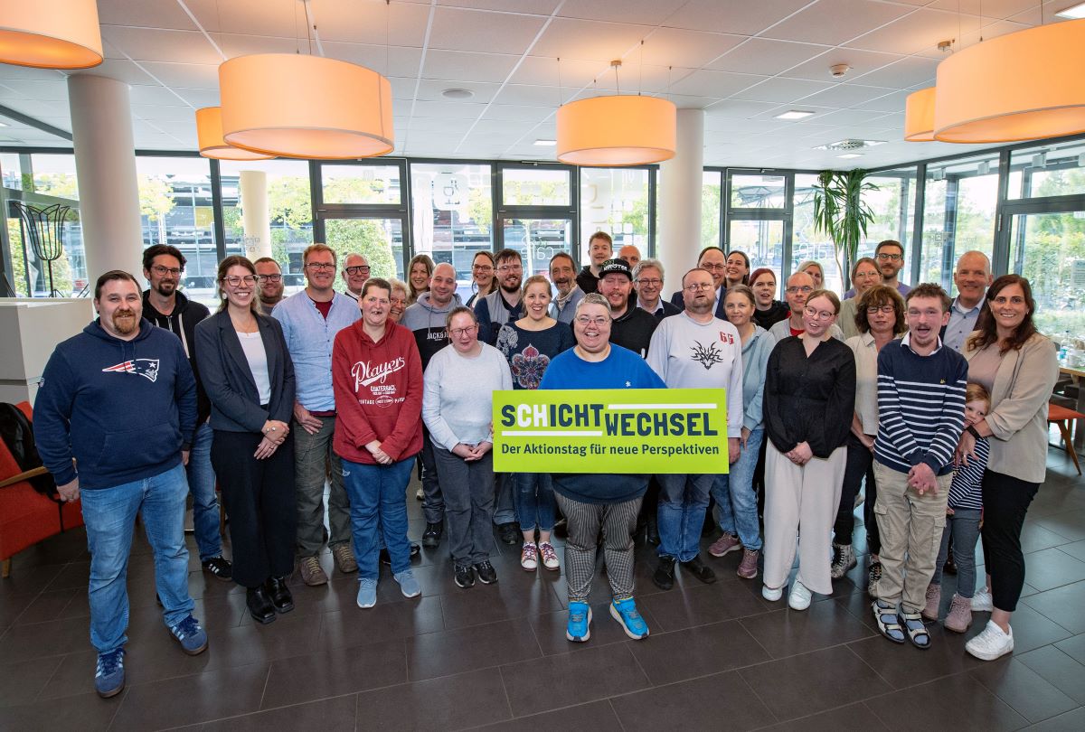 Schichtwechsel - eine Aktion der Gemeinnützigen Werkstätten GWO Oldenburg in Kooperation mit Unternehmen aus Oldenburg. Feierlicher Projektabschluss mit Teilnehmenden und Mitwirkenden des Schichtwechsels im Café Kurswechsel Foto Nika Kramer www.dorffotografin.de für GWO e.V. schichtwechsel_cafe_kurswechsel_gwo_nika_kramer_nachtreffen