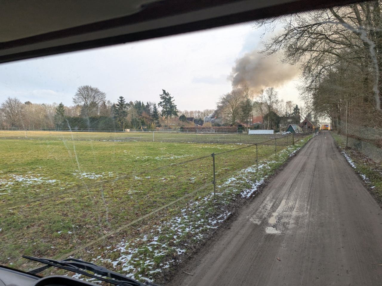 Feuer in Sicht. Anfahrt der Freiwilligen Feuerwehr. Einfamilienhaus in Wardenburg II an den Sanddünen Dachstuhlbrand 15.02.2025 Foto Jochen Brunen www.feuerwehr-wardenburg.de