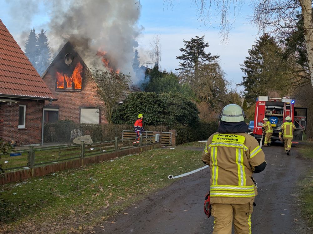 Feuer in Wardenburg Einfamilienhaus in Wardenburg II an den Sanddünen Dachstuhlbrand 15.02.2025 Foto Jochen Brunen www.feuerwehr-wardenburg.de