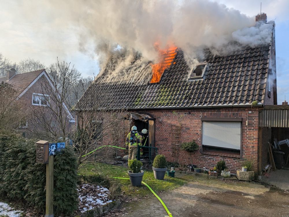 Dachstuhlbrand: Einfamilienhaus in Wardenburg II an den Sanddünen Dachstuhlbrand 15.02.2025 Foto Jochen Brunen www.feuerwehr-wardenburg.de