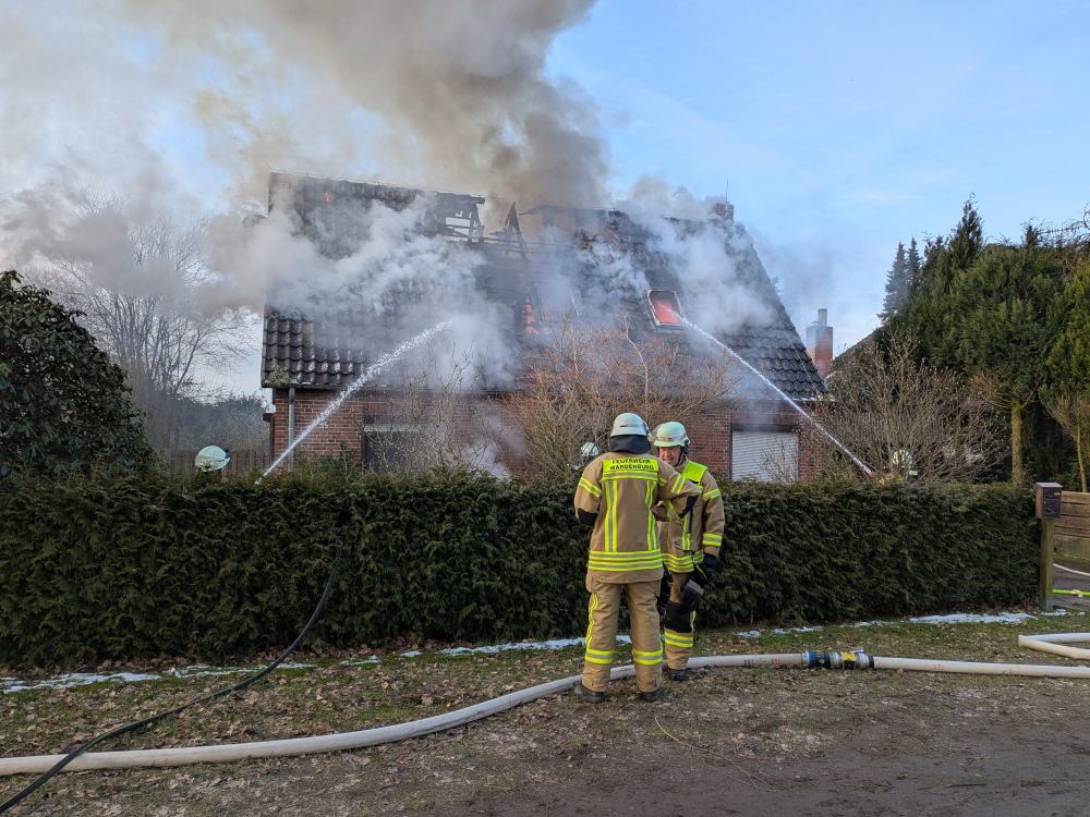 Einfamilienhaus brennt - Einfamilienhaus in Wardenburg II an den Sanddünen Dachstuhlbrand 15.02.2025 Foto Jochen Brunen www.feuerwehr-wardenburg.de