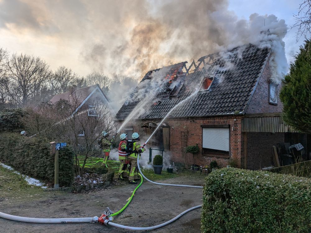 Hausbrand Wardenburg II West Littel -Einfamilienhaus in Wardenburg II an den Sanddünen Dachstuhlbrand 15.02.2025 Foto Jochen Brunen www.feuerwehr-wardenburg.de