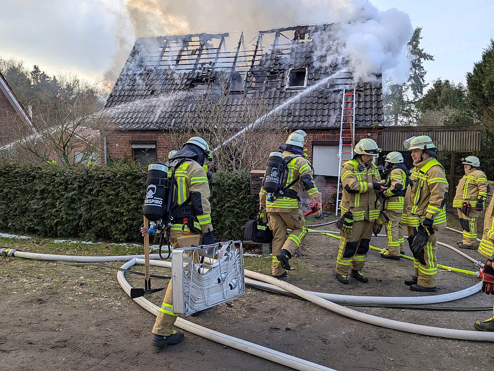 Dachstuhl ausgebrannt. Einfamilienhaus in Wardenburg II an den Sanddünen Dachstuhlbrand 15.02.2025 Foto Jochen Brunen www.feuerwehr-wardenburg.de