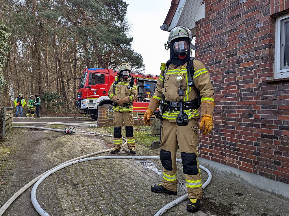 Für uns im Einsatz: Feuerwehrleute mit Atemschutz bei Brand eines Einfamlienhauses in Wardenburg II West an den Sanddünen • Foto: Jochen Brunßen www.feuerwehr-wardenburg.de