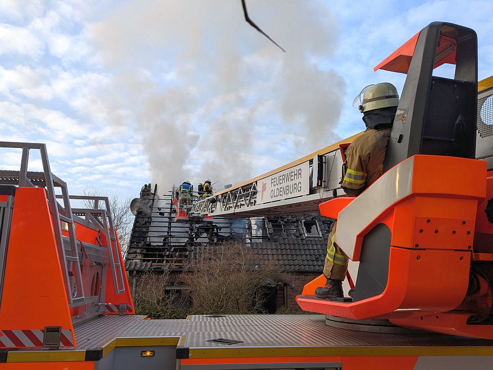 Die Drehleiter der Berufsfeuerwehr Wardenburg im Einsatz bei Brand eines Einfamlienhauses in Wardenburg II West Littel • Foto: Jochen Brunßen www.feuerwehr-wardenburg.de