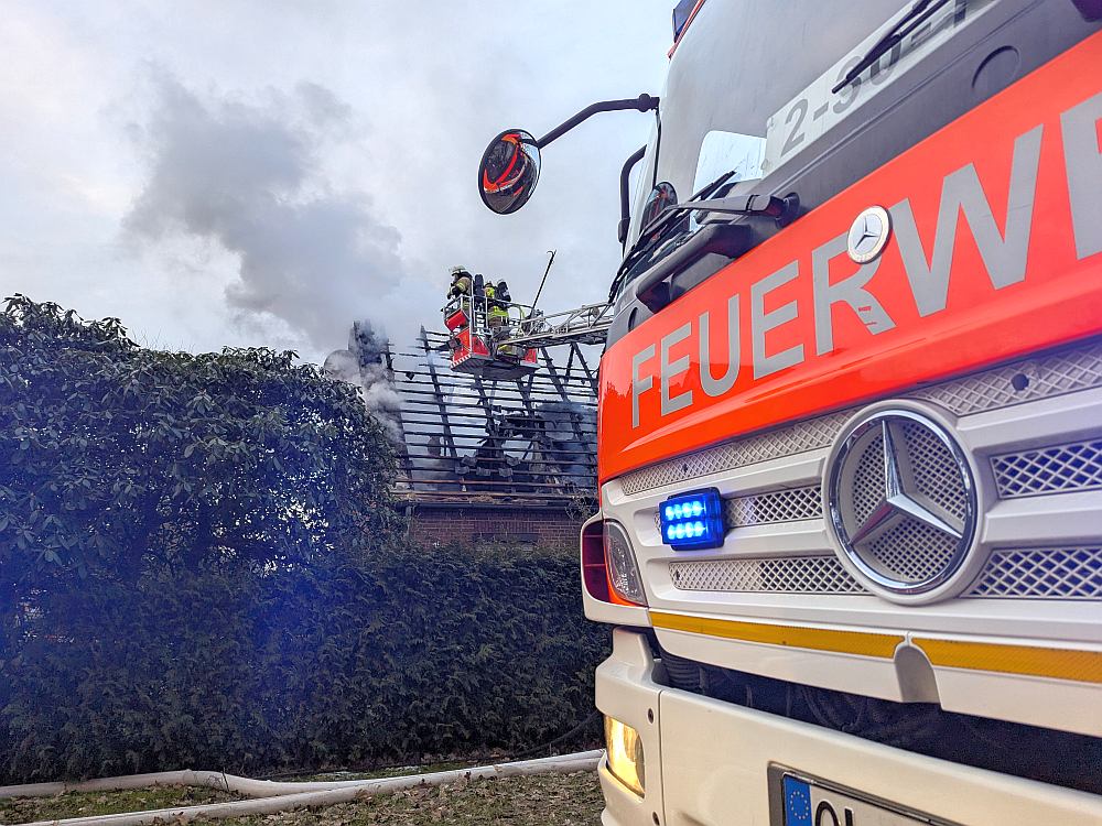 Feuerwehr im Einsatz bei Brand eines Einfamlienhauses in Wardenburg am 15. Februar 2025 • Foto: Jochen Brunßen www.feuerwehr-wardenburg.de