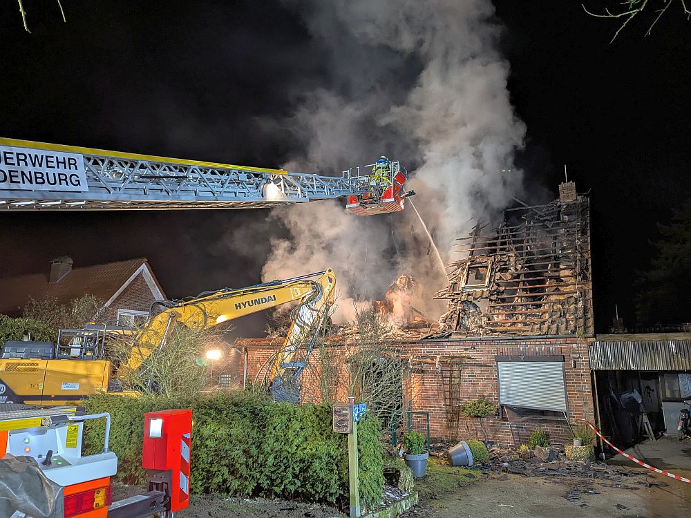 Der Dachstuhl des Einfamilienhauses an den Sanddünen in Wardenburg musste teilweise abgetragen werden • Foto: Jochen Brunßen www.feuerwehr-wardenburg.de