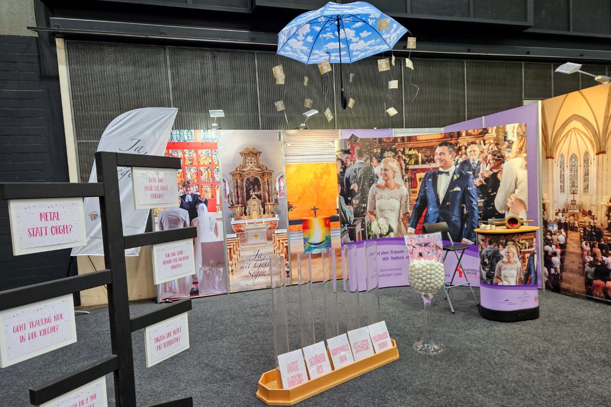 Die Kirche ist mit einem Messestand auf der Hochzeitsmesse in Oldenburg zu finden. Foto Messestand: © ELKiO/Melanie Jülisch Die Kirche ist mit einem Messestand auf der Hochzeitsmesse in Oldenburg zu finden. Foto Messestand: © ELKiO/Melanie Jülisch