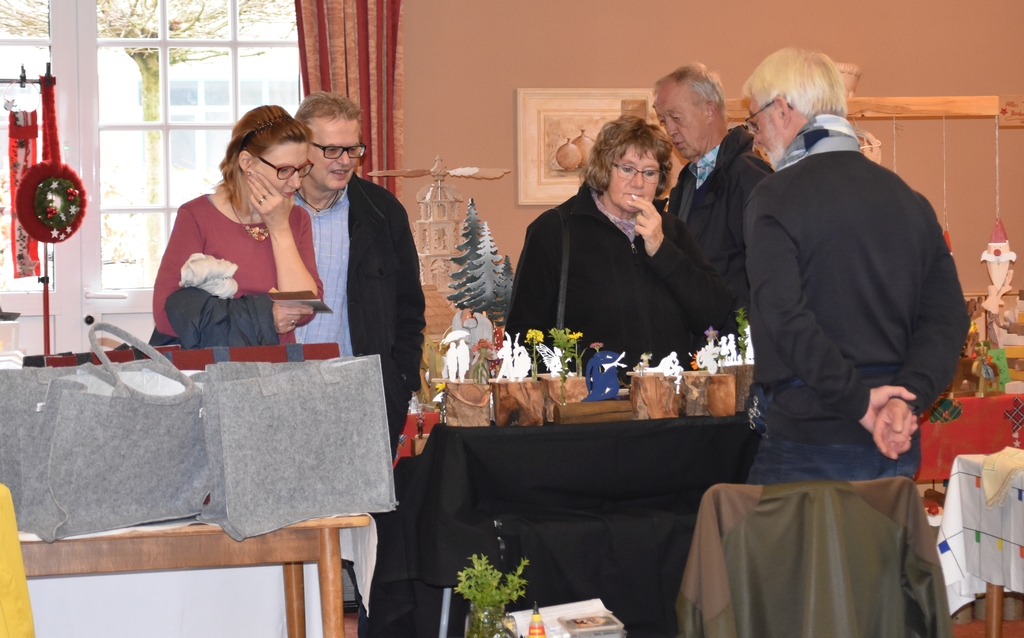 Ausstellung Wardenburger Hof Fischbeck Kunsthandwerk Wardenburg Foto GrAbo www.kunsthandwerkermarkt-wardenburg.de ausstellung_wardenburg_foto_uta_grabo_saal_wardenburger_hof_fischbeck